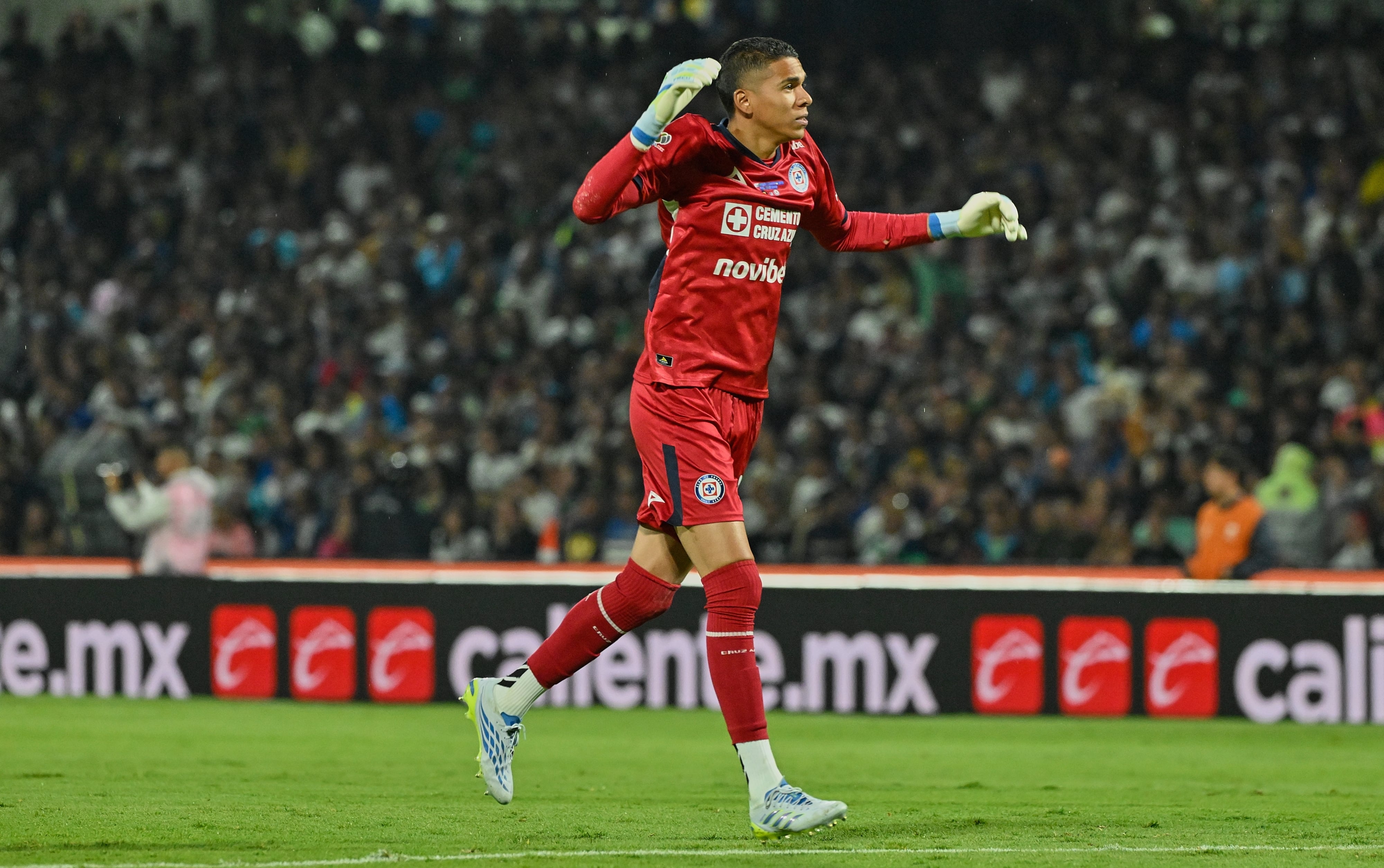 Kevin Mier no estará con Colombia pese a su gran momento en Cruz Azul.