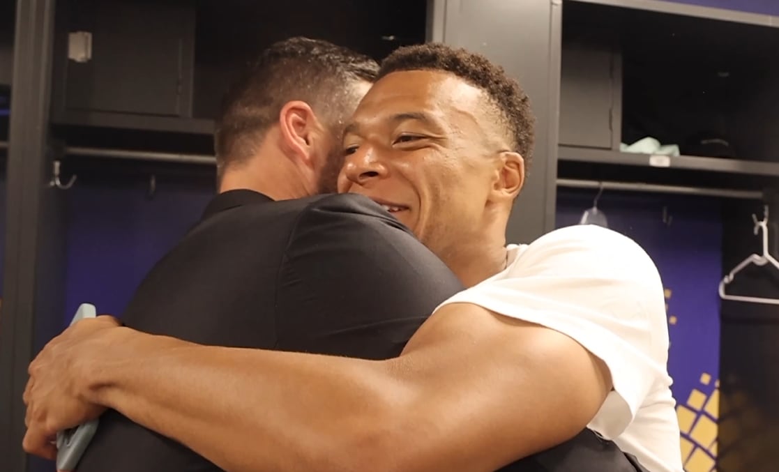 El abrazo de Gignac y Mbappé