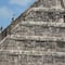 Estadounidenses escalan pirámide en Chichén Itzá y son entregados a la policía