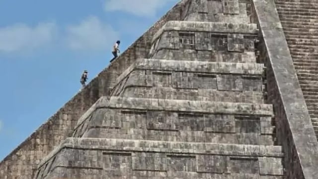 Estadounidenses escalan pirámide en Chichén Itzá y son entregados a la policía