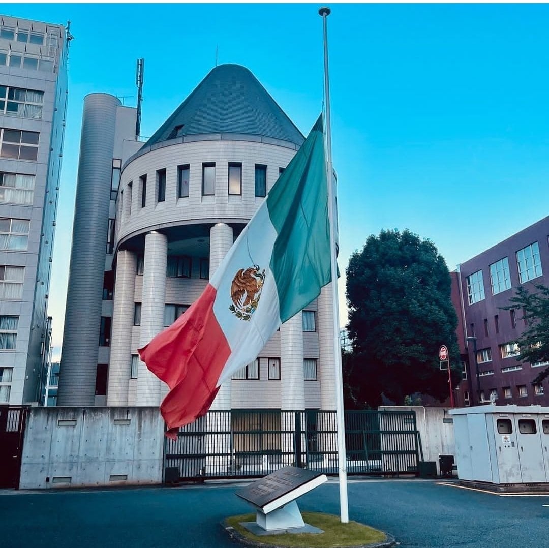 Bandera de México a media asta en Japón