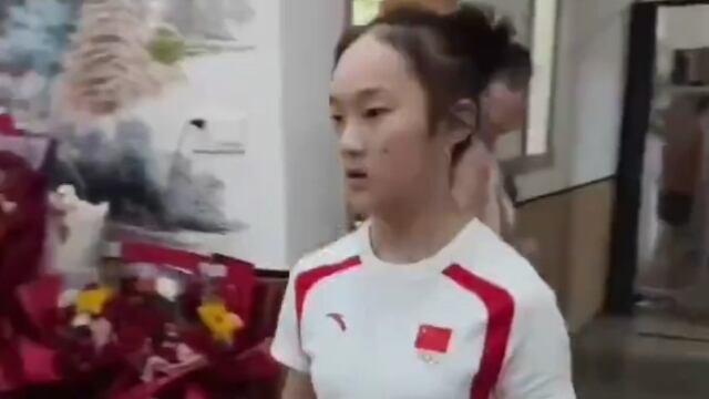 Atleta medallista en París 2024 regresa a trabajar en un restuarante.