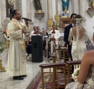Sacerdote cantando “Mi razón de ser”, de la Banda MS, durante una boda