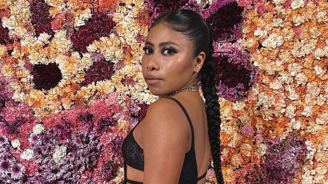 Yalitza Aparicio luce hermosa en este vestido dorado y comiendo pizza