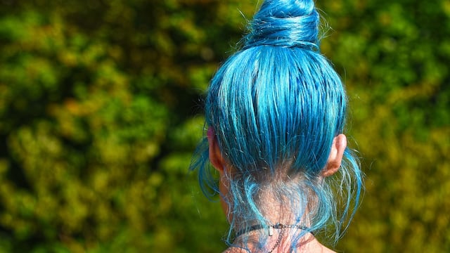 ¿Cómo pintar el cabello para un peinado loco?