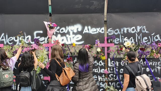 Colocan flores en Palacio Nacional