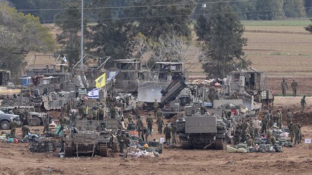 Soldados israelíes preparan sus vehículos blindados de transporte de personal (APC) cerca de la frontera de la Franja de Gaza.