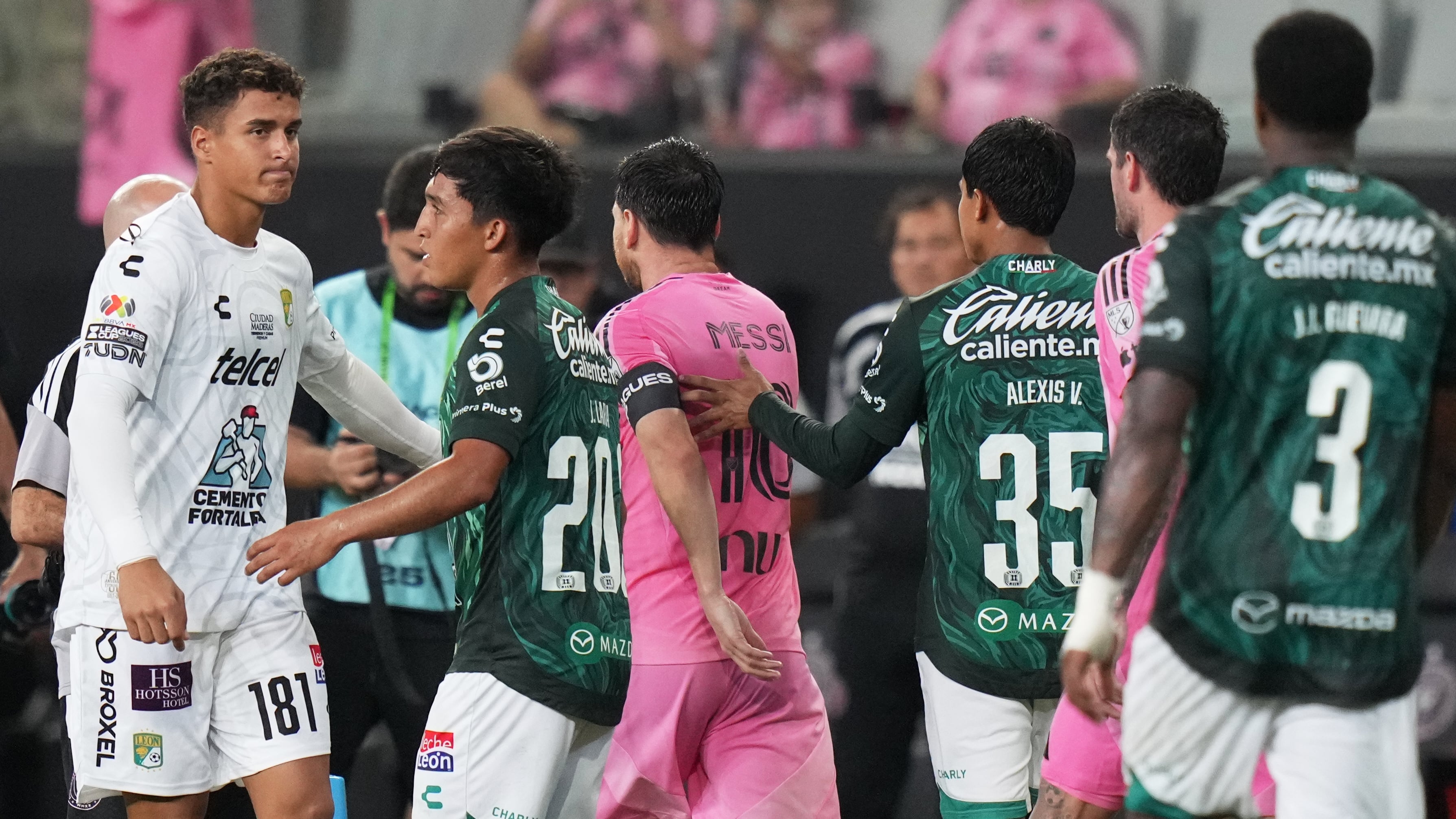 Jugadores de León buscaron saludar a Messi, pero él se fue directo al vestidor
