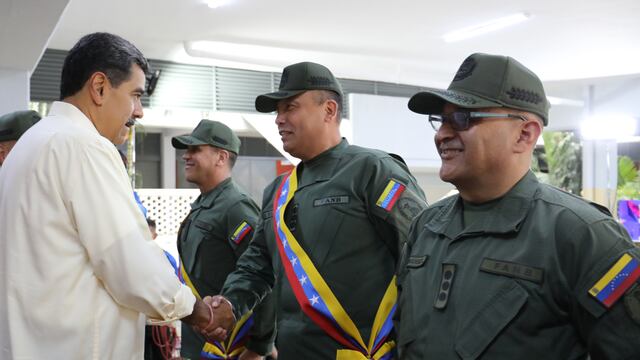 Nicolás Maduro condecora a militares sancionados por Estados Unidos