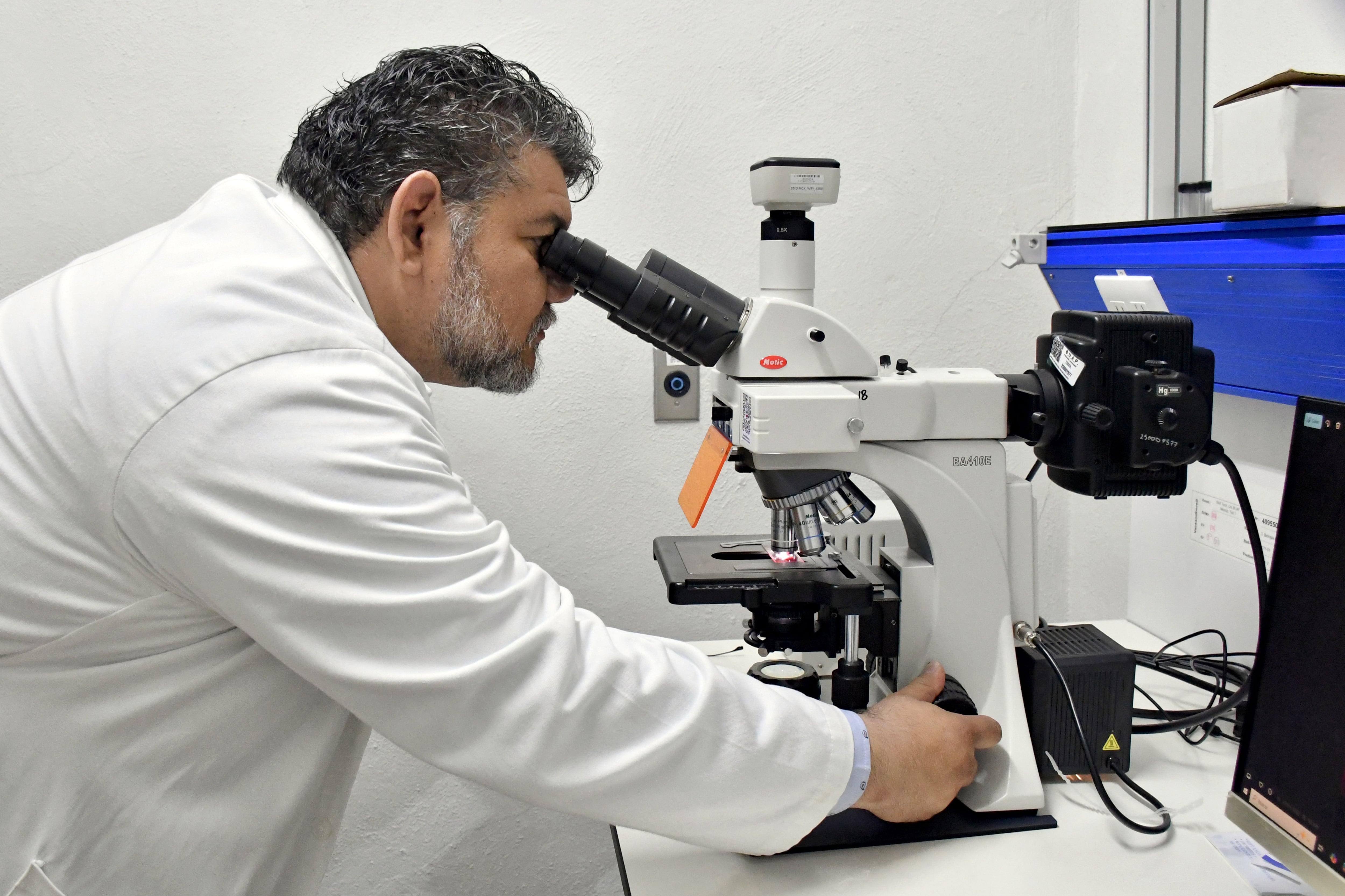 Luis Ramiro Caso Vargas desarrolla biosensores para detectar bacterias en laboratorio de la BUAP.