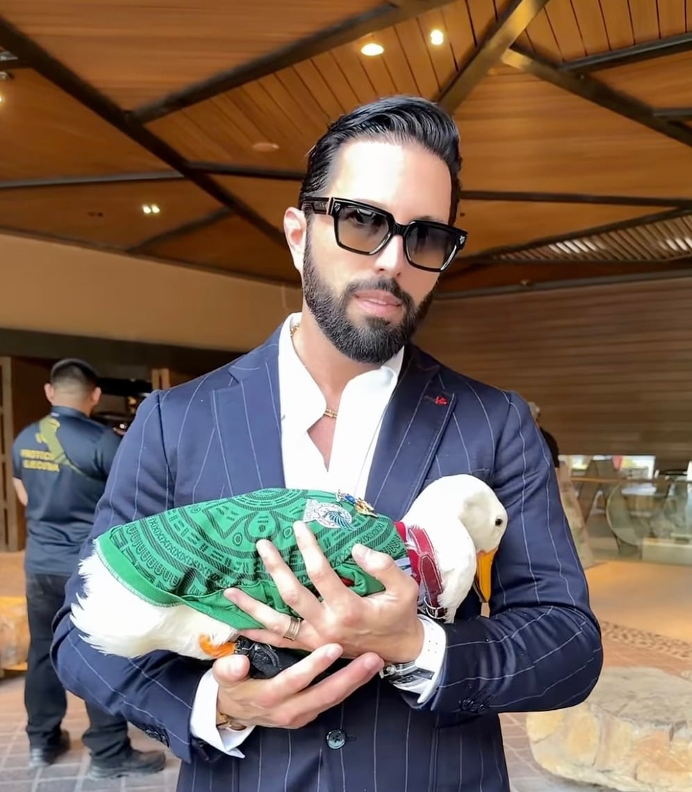 Poncho de Nigris con el Pato Merlín