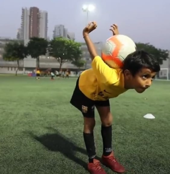 Niño de 7 años rompe récord de malabarismos con un balón