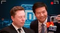 Elon Musk posa con el CEO de Xiaomi durante cumbre en China