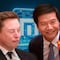 Elon Musk posa con el CEO de Xiaomi durante cumbre en China