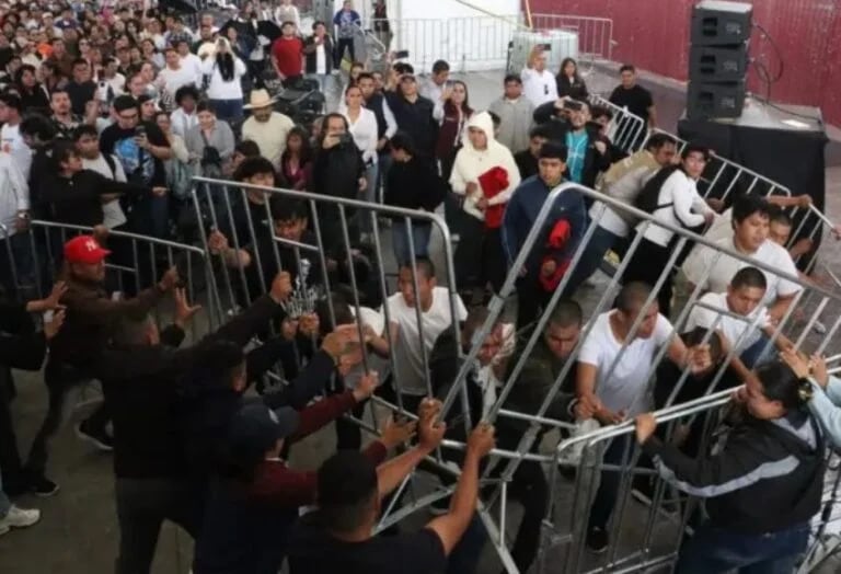 Normalistas protestan en evento de Sheinbaum en Hidalgo