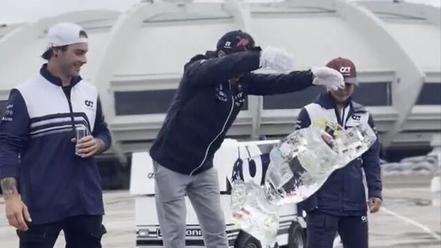 Checo Pérez fue protagonista de un accidente bastante divertido en el GP de Canadá.