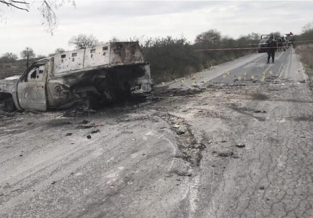 La camioneta calcinada usaba placas de blindaje artesanal y en su interior se encontraron los cuerpos.