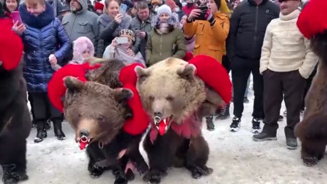 Rumania: gente participando en la danza de los osos