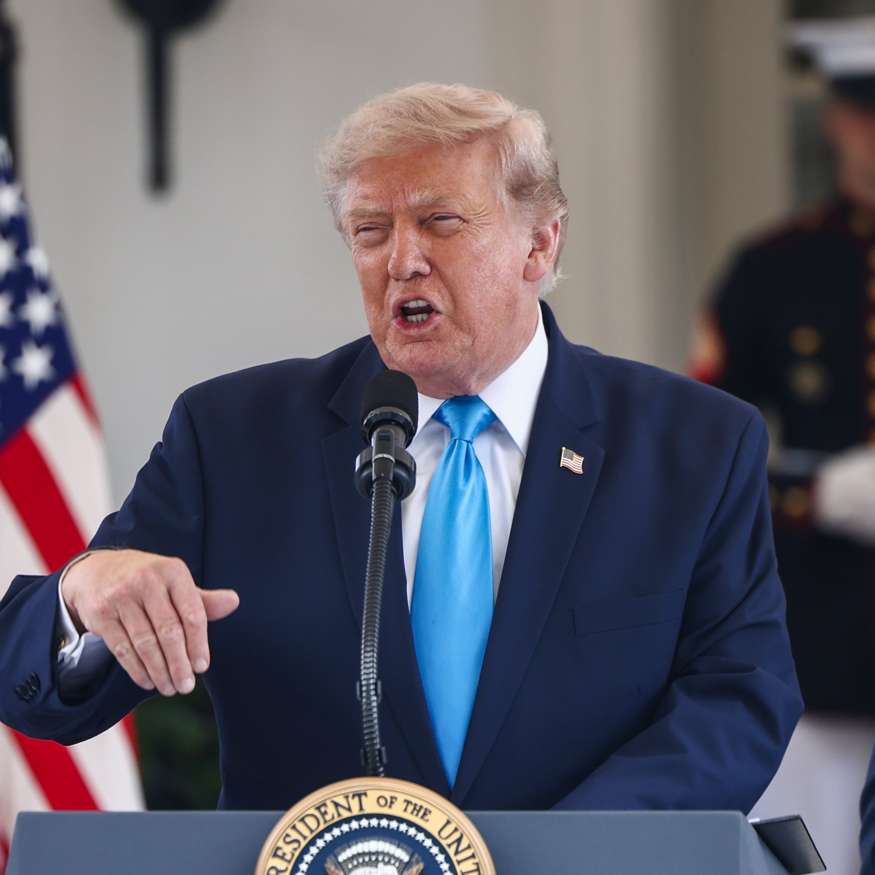 Trump declara victoria cuando todavía busca la salida