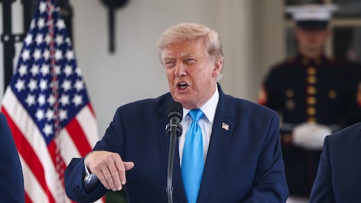 Trump declara victoria cuando todavía busca la salida