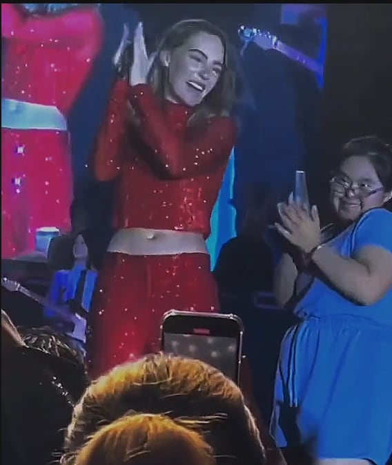 Belinda cantando Amigos X Siempre