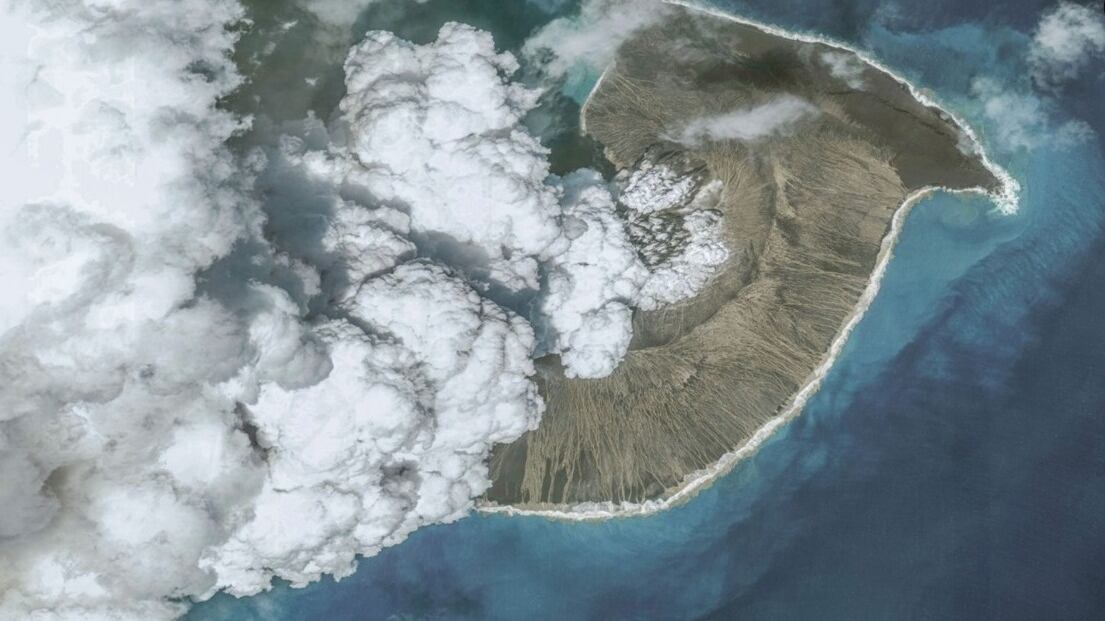 Volcán submarino en Tonga hace erupción y genera un meteotsunami en todo el mundo