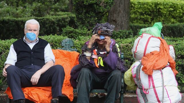 Dos hombres con cubrebocas en la CDMX.