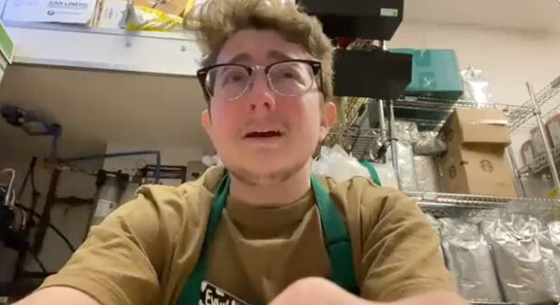 Trabajador de Starbucks rompe en llanto