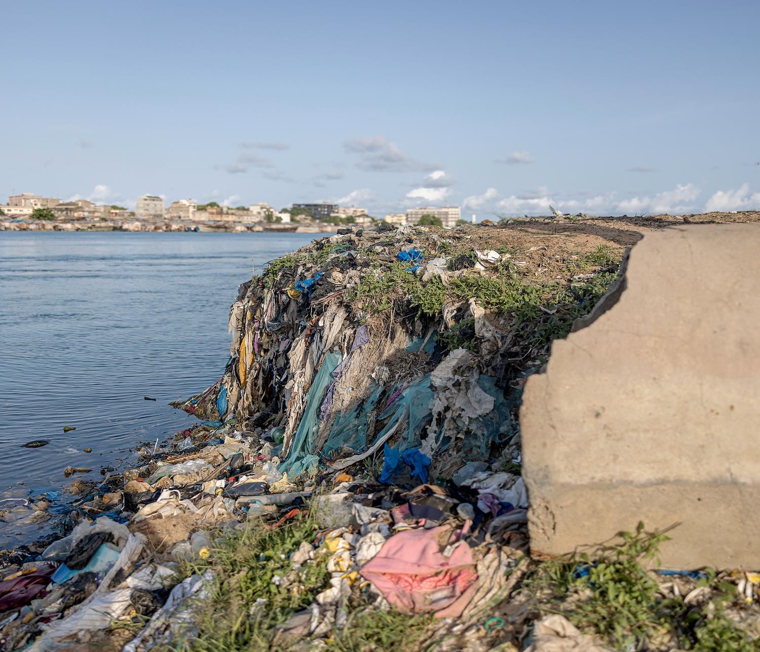 Aquí termina la ropa de H&M que reciclas y hasta mal te vas a sentir al descubrirlo