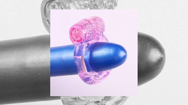 El aro del anillo se coloca en el pene, la bala debe estar arriba a manera que cuando el hombre penetre a la mujer se estimule el clítoris.