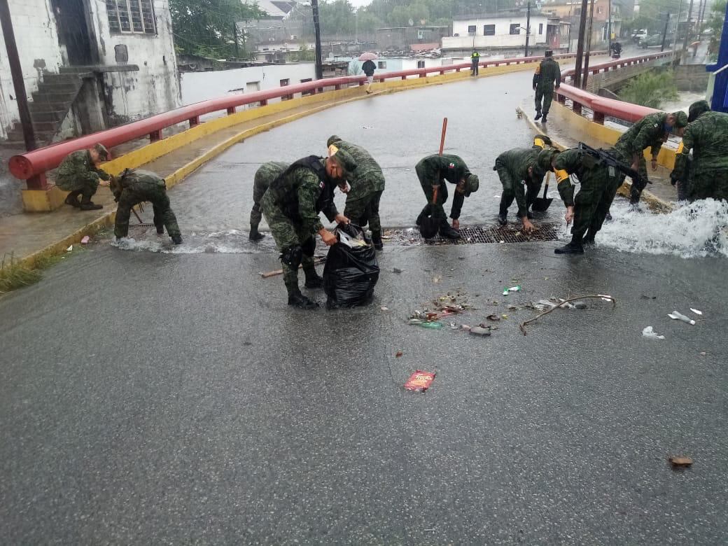 Militares participan en labores de limpieza.