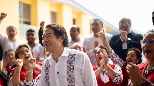 Autoridades de la AEFCM, UAM Xochimilco y Anáhuac firmando acuerdos para capacitación docente.