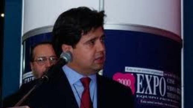 Aseguran que la TV abierta para Manuel Arroyo, inhabilitado por el gobierno, “tendrá que esperar”