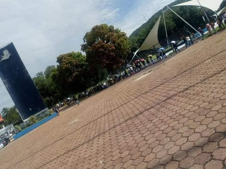 Joven se queda dormido en la fila de vacunación