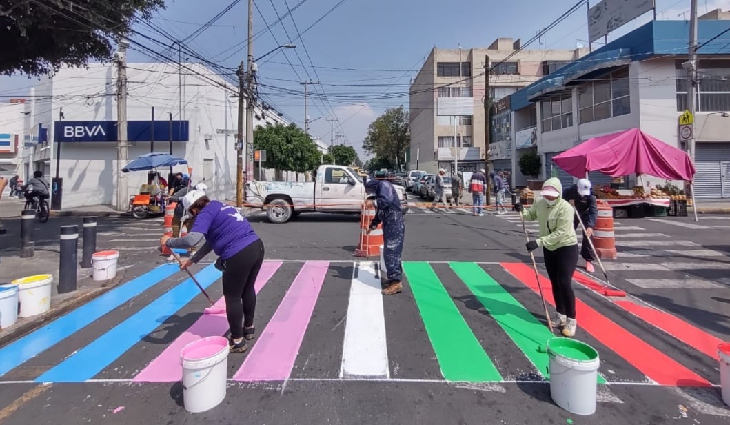 Iztapalapa pinta sus calles de bandera LGBT