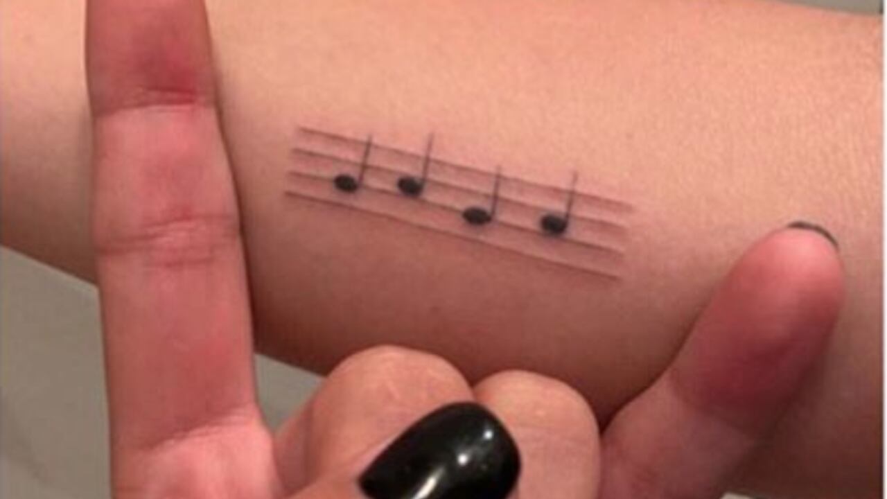 Lady Gaga se hace tatuaje con tremendo error... culpa al alcohol