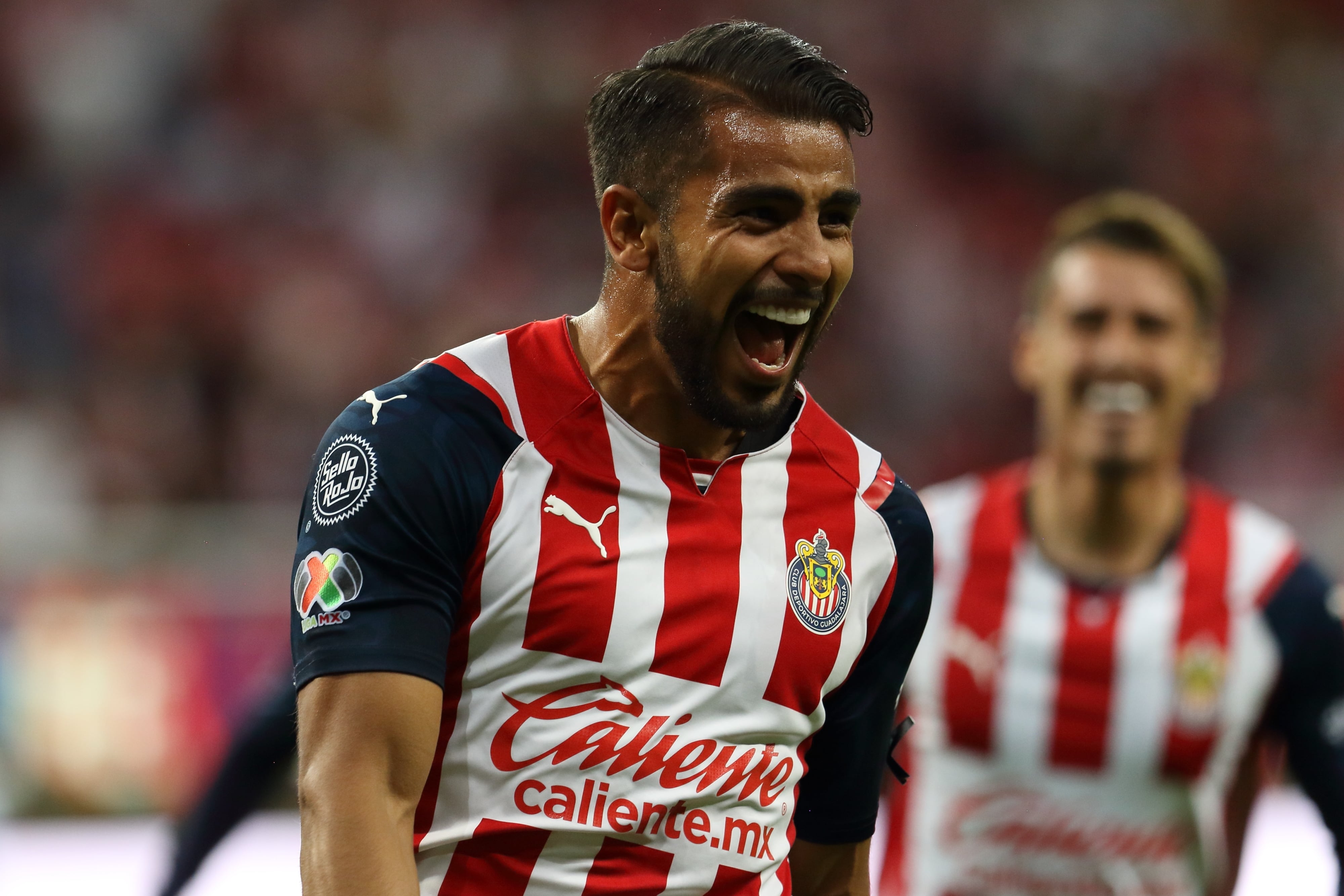 Miguel Ponce celebra un gol con las Chivas