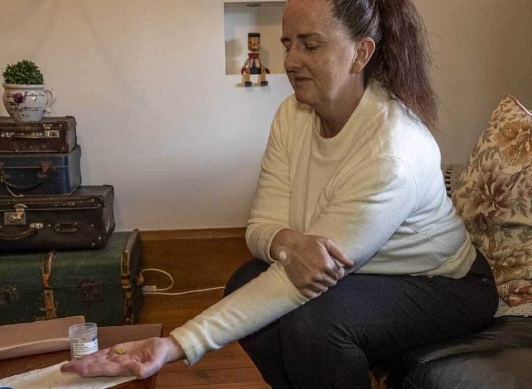 Mary McCarthy con la ficha que solía estar en su nariz