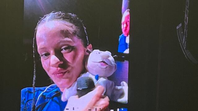 Rosalía con peluches del Dr. Simi