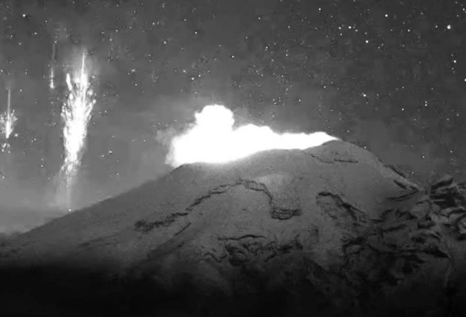 Los espectros rojos o “sprites” que se vieron en el Volcán Popocatépetl