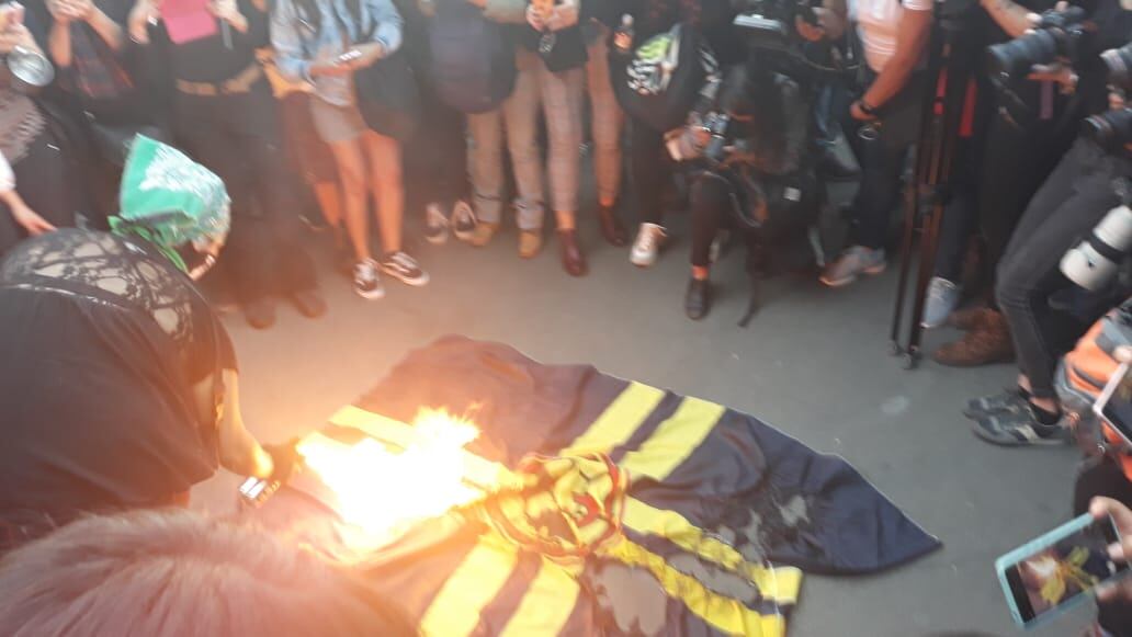 Queman bandera del Club América.