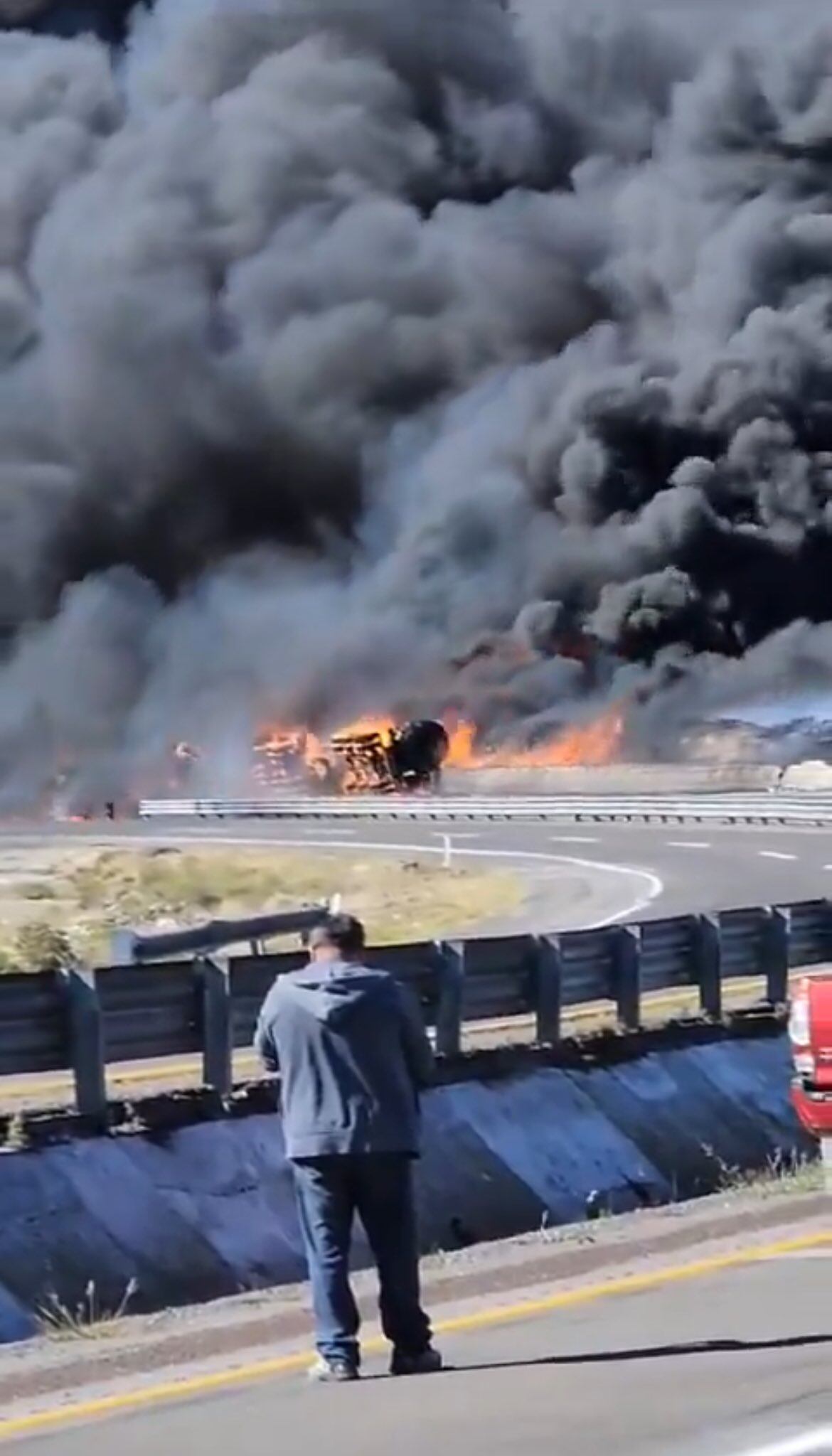 Pipa explota en autopista Puebla-Veracruz