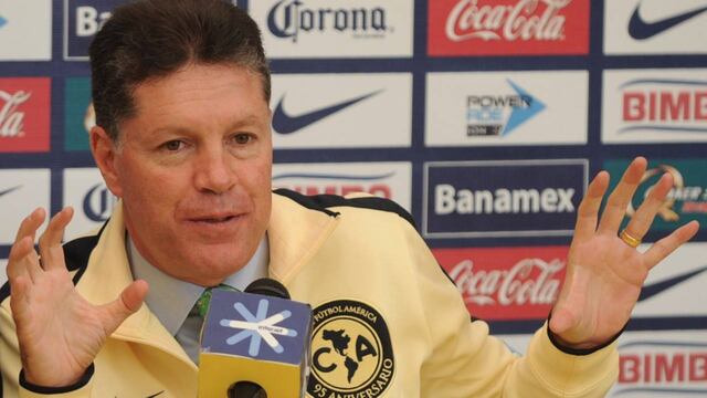 Peláez durante una conferencia de prensa con sus ex.