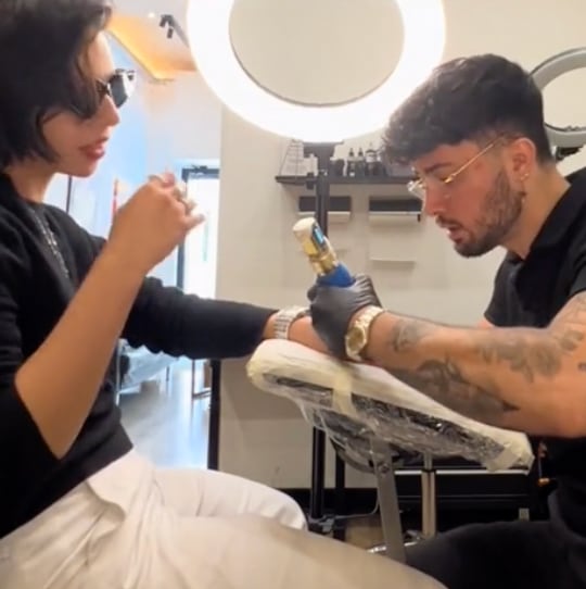 Ángela Aguilar se tatua causando polemica ante rumores de romance con Christian Nodal