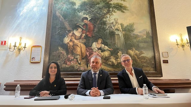 Konstantinos Panagiotou y Alfredo Ramírez Bedolla en conferencia por el teleférico de Uruapan