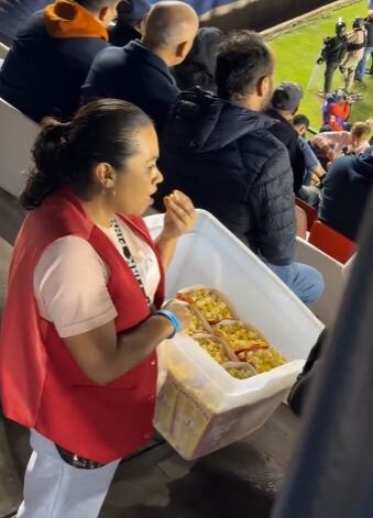Vendedora de palomitas comiéndose la mercancía