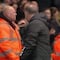 ¡Insólito! DT causa polémica en Inglaterra por celebrar un gol en la cara de un niño recogepelotas