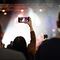 ¿Vas a un concierto? Te advierten de banda que roba celulares a la salida en estas sedes