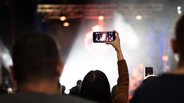 ¿Vas a un concierto? Te advierten de banda que roba celulares a la salida en estas sedes