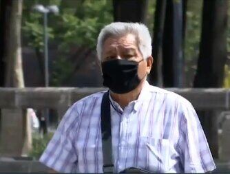 Adulto mayor con cubrebocas